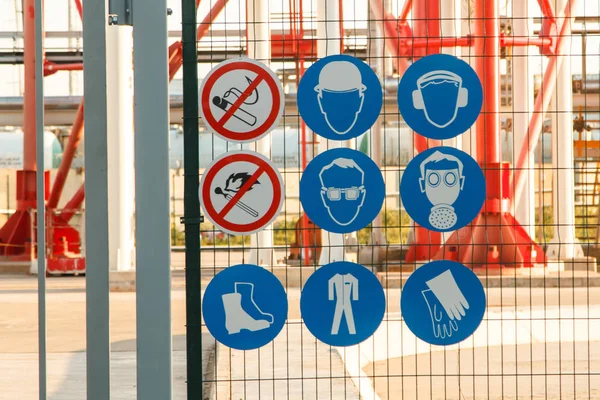 İnşaat Emanet tehlikeyi oturum küme. Koruma giymek: eldiven, çizme, bornoz, kask. Girmeyin dokunmayın. Dikkat: ağır nesneler düşebilir. 