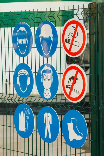 İnşaat Emanet tehlikeyi oturum küme. Koruma giymek: eldiven, çizme, bornoz, kask. Girmeyin dokunmayın. Dikkat: ağır nesneler düşebilir. 