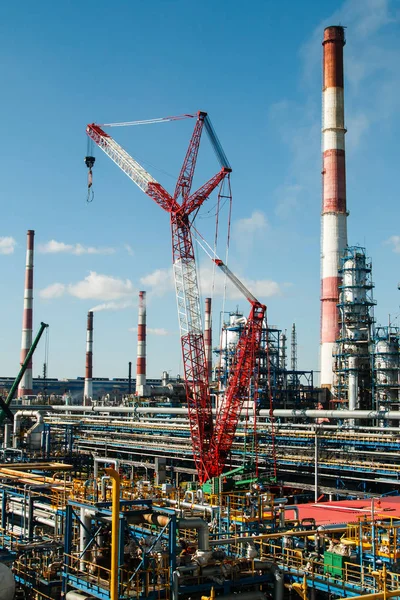 Construction cranes on the site of the zero cycle — Stock Photo, Image