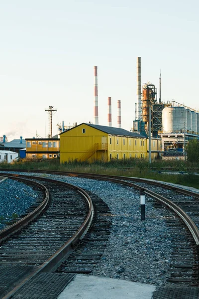 Rörledningar av raffinaderiet fabriken och isolering på industriområde. — Stockfoto