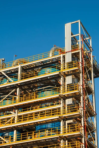 Tuberías de refinería fábrica y aislamiento en zona industrial . —  Fotos de Stock