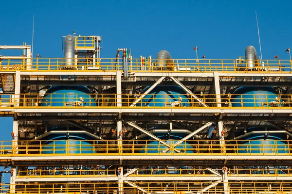 Tuberías de refinería fábrica y aislamiento en zona industrial . — Foto de Stock