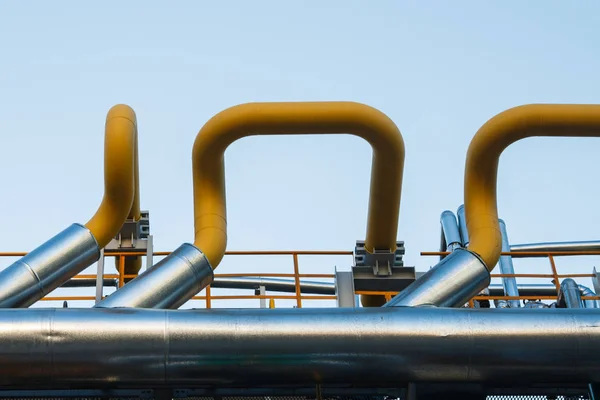 Tuberías de refinería fábrica y aislamiento en zona industrial . — Foto de Stock