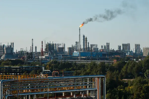 Κοντινό πλάνο βιομηχανική ζώνη. Εγκαταστάσεις βιομηχανίας διύλισης πετρελαίου και φυσικού αερίου. Πετροχημικό εργοστάσιο περιοχή έννοια. — Φωτογραφία Αρχείου