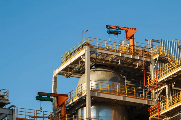 Tuberías de refinería fábrica y aislamiento en zona industrial . — Foto de Stock