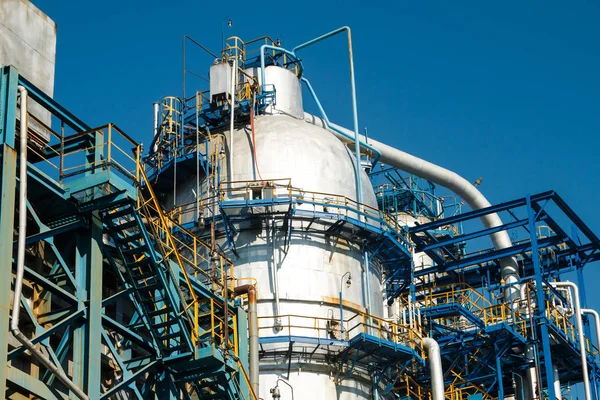 O equipamento de refino de petróleo — Fotografia de Stock