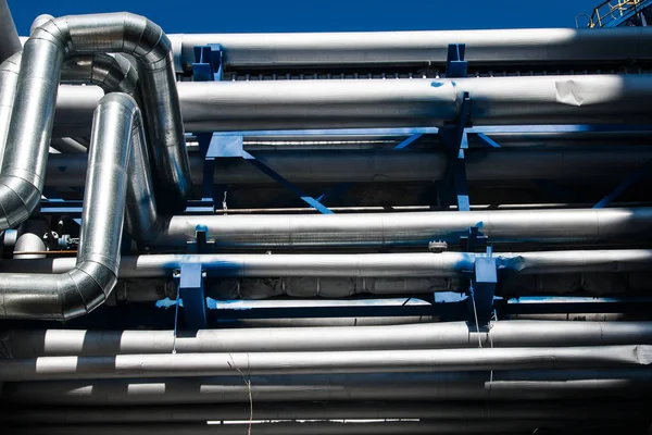 Fabrikada çelik borular 