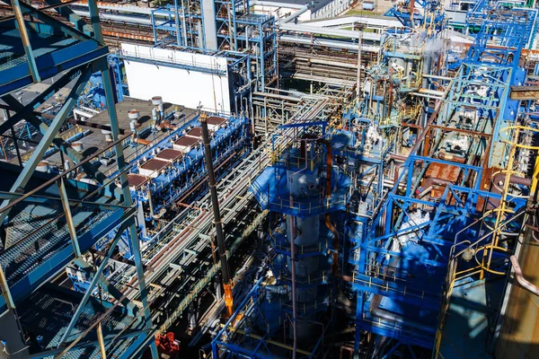 Fabrikada çelik borular 