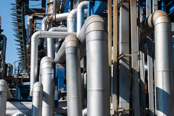 Fabrikada çelik borular 