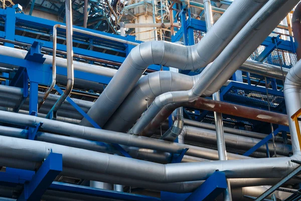 Fabrikada çelik borular 