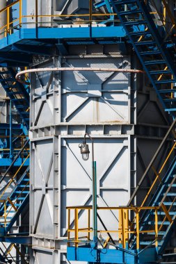 Fabrikada çelik borular 