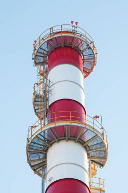 yağ fabrikası. sokakta çok renkli borular