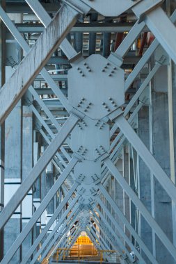 yağ fabrikası. sokakta çok renkli borular