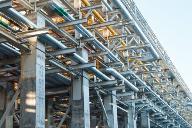 yağ fabrikası. sokakta çok renkli borular