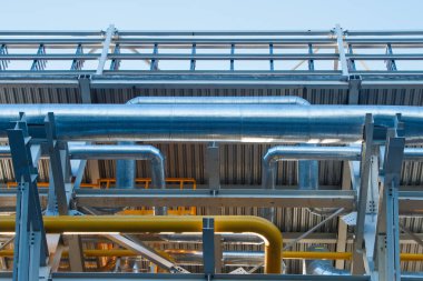 yağ fabrikası. sokakta çok renkli borular