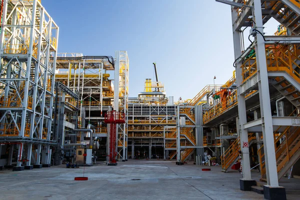 Fabriek van de olie. Veelkleurige buizen op straat — Stockfoto