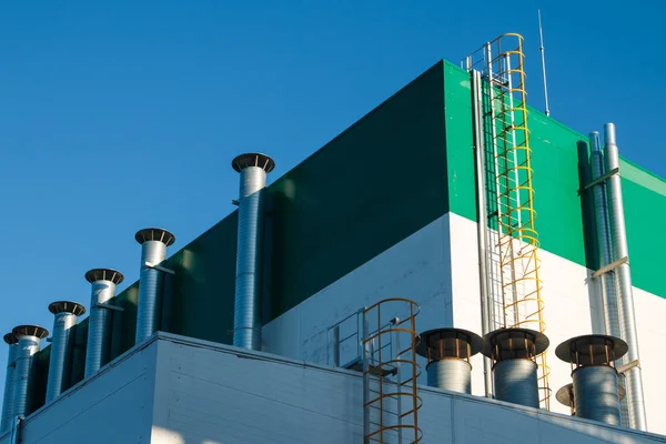 Fábrica de petróleo. tubos multicolores en la calle — Foto de Stock