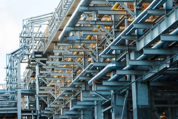 Fábrica de petróleo. tubos multicoloridos na rua — Fotografia de Stock