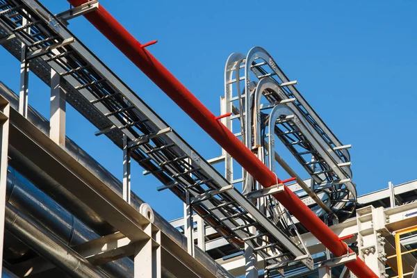 yağ fabrikası. sokakta çok renkli borular