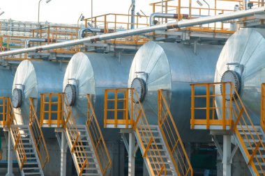 Sanayi alanı kapatın. Petrol ve gaz rafineri sanayi tesisleri. Petrokimya fabrikası alan kavramı.
