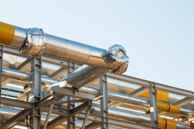 Sanayi alanı kapatın. Petrol ve gaz rafineri sanayi tesisleri. Petrokimya fabrikası alan kavramı.