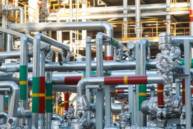 Sanayi alanı kapatın. Petrol ve gaz rafineri sanayi tesisleri. Petrokimya fabrikası alan kavramı.