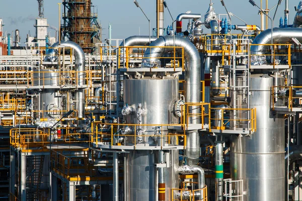 Vinçler ile inşaatı bir petrol rafineri, Petrokimya tesisi büyük bir mavi Kimya fabrikasında.