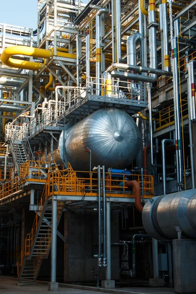 Primer plano Zona industrial. Industria de refinerías de petróleo y gas. Concepto de área de fábrica petroquímica . — Foto de Stock