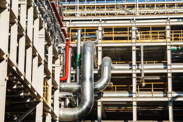 Sanayi alanı kapatın. Petrol ve gaz rafineri sanayi tesisleri. Petrokimya fabrikası alan kavramı.