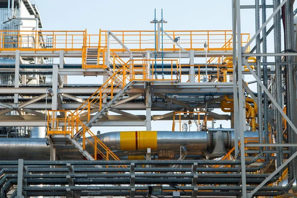 Närbild av industriområdet. Plantera olje- och gastillgångar raffineringsindustrin. Petrokemiska fabrik område koncept. — Stockfoto