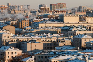 Kırmızı ve beyaz klasik Fabrika boru city adlı arka plan ile