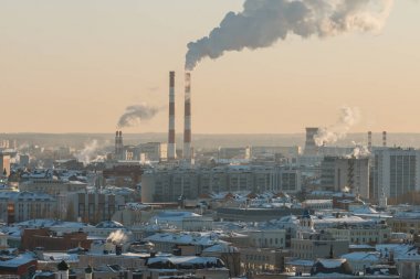 Kırmızı ve beyaz klasik Fabrika boru city adlı arka plan ile