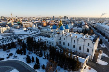 Kırmızı ve beyaz klasik Fabrika boru city adlı arka plan ile