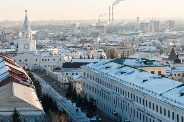 Kırmızı ve beyaz klasik Fabrika boru city adlı arka plan ile
