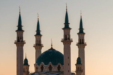 gün batımında Camii siluet