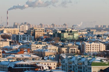 Borular şehrin üzerinden duman