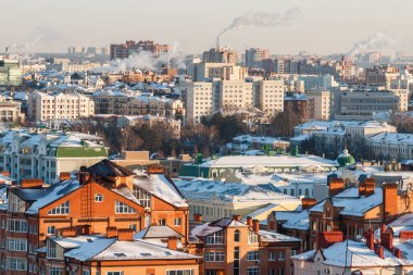 Borular şehrin üzerinden duman
