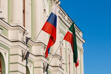 Rusya Federasyonu ve bulutlu bir gökyüzü arka plan üzerinde Tataristan Cumhuriyeti bayrakları