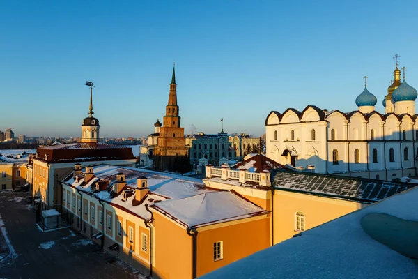 Siumbike torre nos raios do pôr do sol Kazan — Fotografia de Stock