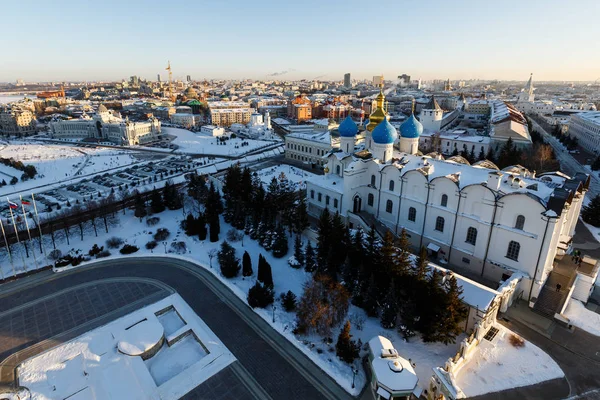 Cúpulas azuis e douradas da Catedral da Anunciação no Kremlin Kazan na Rússia — Fotografia de Stock