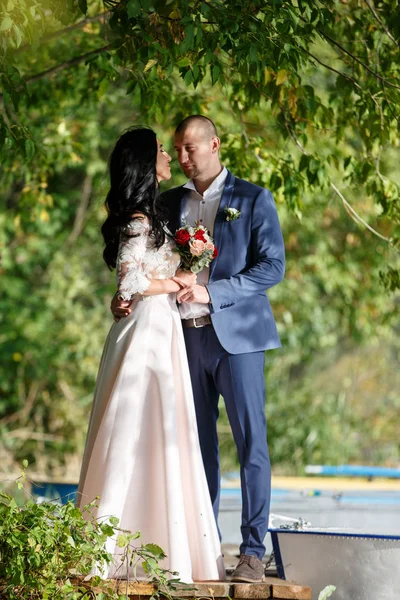 Boda de novia y novio en el parque — Foto de Stock