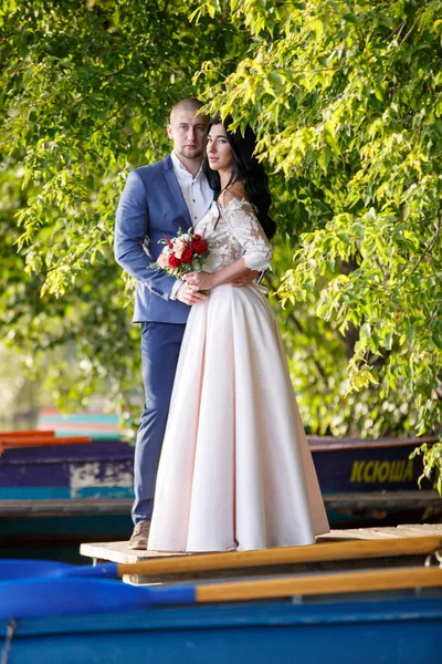 Retrato de pareja feliz. Atractivo hombre y mujer siendo juguetón . — Foto de Stock