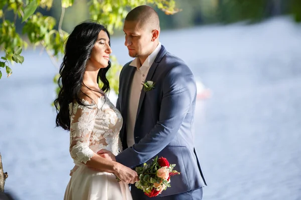 Retrato de pareja feliz. Atractivo hombre y mujer siendo juguetón . — Foto de Stock