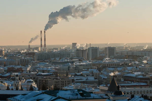 Rökning, skorstenar den kombinerade värme-och kraftverk — Stockfoto