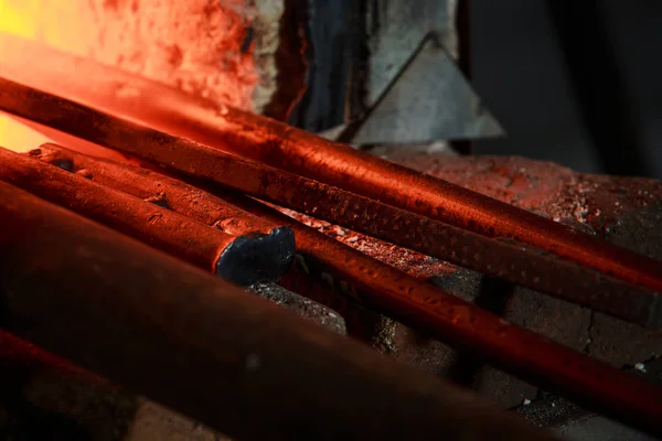 Red-hot glands in the work of a blacksmith — Stock Photo, Image