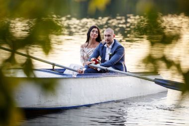 Genç çift sarılma ve öpüşme tekne