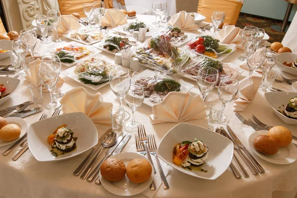 Een feestelijke tafel in het restaurant — Stockfoto