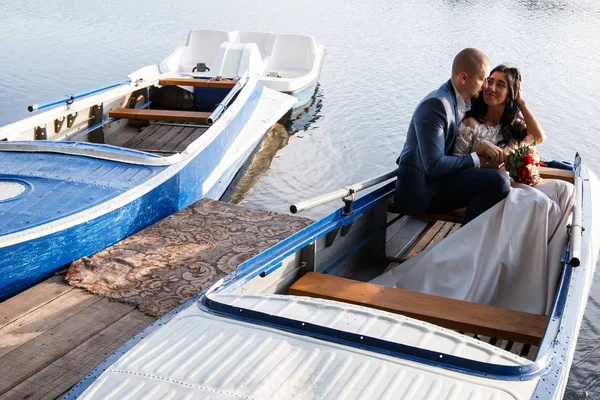 Amante pareja de boda en un barco en el lago — Foto de Stock