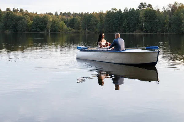 Amando casal de casamento em um barco no lago — Fotografia de Stock