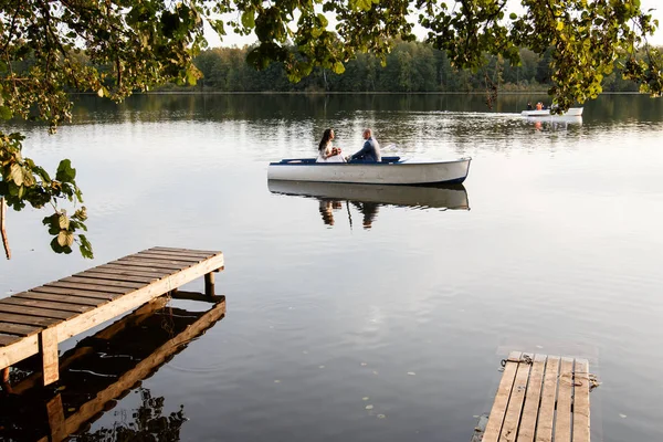 Amando casal de casamento em um barco no lago — Fotografia de Stock